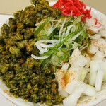 麺処 盛盛 - 汁なしカレーそばに、緑のたぬき、玉ねぎトッピング＋ベニー！（長ネギは付属）＋カイエンペッパー振りかけ