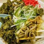 麺処 盛盛 - 汁なしカレーそば＋緑のたぬき＋玉ねぎトッピング＋ベニー＋カイエンペッパーを掘り下げて