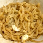 らーめん かねかつ - 麺と醤油（混ぜ混ぜ後♪）　がりばた入り✨