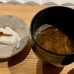 割烹こめを - 香の物　千枚漬けと味噌汁