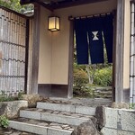 イチリン ハナレ - 外観
      鎌倉の閑静な住宅地をある、古民家を改装したお店は、門構えも素敵です♪