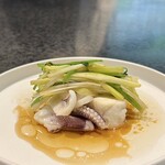 イチリン ハナレ - 相模湾
      アオリイカとスズキの湯引き
      魚介は魚人長谷川さんより