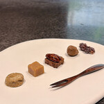 イチリン ハナレ - 茶菓子
      ✴︎ 東方美人茶のクッキー✴︎ 胡麻キャラメル✴︎ 山椒風味のガトーショコラ  ピーカンナッツ✴︎ マカダミアナッツのチョコがけ✴︎ マラガ産干し葡萄