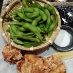 おさるの村 - ジューシーな唐揚げとホクホク枝豆　ビール付き