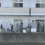 ガトーよこはま - 窓から　多田さんが打ち合わせをしている