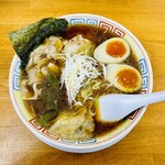 ラーメン北斗 - 4分程で着丼。薄切りのチャーシューはトロッととろけて歯がいらないけど、千円超えならもう少し量があると嬉しい。