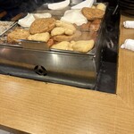 たこ八 - 凄い勢いでおでんの注文が入るので、具材の補充からひっきりなしにお出汁を継ぎ足しされてます。