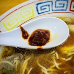 ラーメン北斗 - とうがらしをやや多めに投入。ピリッと辛くスープの旨味が際立ってくる。