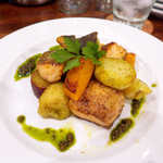 カフェ エ バール ドゥー - 無添加バジペーニョを使った秋鮭と根菜のグリルジェノバ風（￥1026）