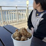 猿島オーシャンズキッチン - 塩から揚げ、ちょうどフェリーが来て見惚れる我が子