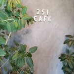 251 cafe - エントランスの店名プレート