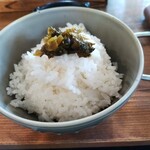 251 cafe - アツアツのご飯に高菜のお漬け物をのせて