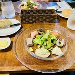 ヒグチ亭 - 前菜盛り合わせで色々楽しめる　パンはお代わり自由