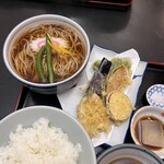増田屋 - ・かけそば
                                ・本日の天ぷら(きす、なす、かぼちゃ、さつまいも、ピーマン)