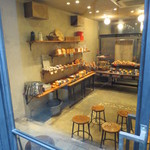 RACINES Boulangerie & Bistro - 入口のスペースでパンが売られています。