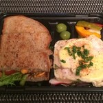 BARU 竹末 - 酒呑みのための夜弁当（1000円）
      メニューは日替わりで、今宵は「厚切り黒豚ハムカンパーニュサンドと地鶏テリーヌ」
      厚切りハム（目測8mm）が二枚重ね。地鶏は天草大王。サッパリ旨くて、しなやかな肉質。