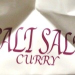 サリサリカリー - バッグの横面にある店名のロゴ。