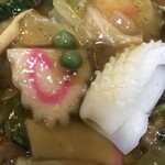 中華料理 共栄軒 - 鳴門蒲鉾　グリーンピース　烏賊　板蒲鉾