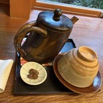 三芳家 - サービスのほうじ茶