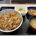 吉野家 - 料理写真:なかなかのボリューム,キムチは甘め
