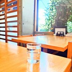 やぶ善 - 店内左側の席から、玄関方向。