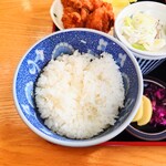 やぶ善 - 滅多にいただくことがない"白飯"でも、"からあげ"にとっては嬉しい存在。