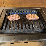 大衆ホルモン・やきにく 煙力 岐阜駅前店 - 厚切りレバー。うっすらピンクは食欲をそそります。つけダレが胡麻油と塩なのも嬉しいポイント。