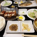 元気酒場 はれるや - やんばる島豚のメンチカツ定食（980円）、相方のオーダーした塩鯖焼き定食も後方に少しだけ見えます。