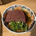 大衆ホルモン・やきにく 煙力 岐阜駅前店 - 新鮮厚切焼きレバー748円。鮮度抜群！とまでは行きませんが角も立ってて美味しかったです。