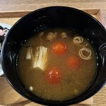 ミソジュウ - キノコとミニトマトのお味噌汁