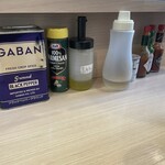 麺屋 味方 - 卓上調味料は、コショウ、粉チーズ、青唐辛子油、お酢、タバスコ(赤・青)