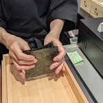 手巻き YAMAMOTO - 四つ折りして、箱の中へ