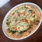 大磯迎賓舘 - 友人とシェアして食べるべく頼んだピザの方。
青さのりとしらすのピザ