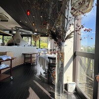 大磯迎賓舘 - 広い店内、ピザ窯も鎮座。