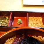 うなぎの中庄 - 薬味は刻み海苔、山葵、アラレ