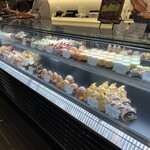 トシ・ヨロイヅカ 東京 - 店内1