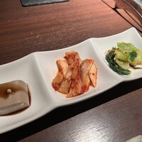 天空焼肉 星遊山 - キムチとナムルの盛り合わせ