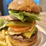 ザ ブッチャー - アボカドチーズバーガー+ピクルス+エッグ