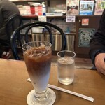 今野珈琲 - アイスカフェオレと壁面の本
