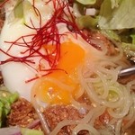 シジャン - 辛冷麺トロトロ卵と麺拡大