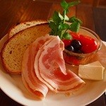 ワンルームコーヒー - グラハムパンとベリーハムのプレート 650yen