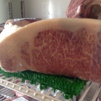 大井町銭場精肉店 - 旨そうな霜降り肉が入口脇に♪