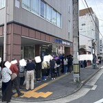 尾道ラーメン 丸ぼし - この角からお店に入るまで2時間待ちです。