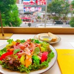 ロクシタンカフェ SHIBUYA TOKYO - フランス産生ハムとフルーツのサラダ　（パン付き）　1,880円