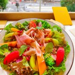 ロクシタンカフェ SHIBUYA TOKYO - フランス産生ハムとフルーツのサラダ　（パン付き）　1,880円