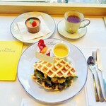 ロクシタンカフェ SHIBUYA TOKYO - MEAL SET 2,280円
      （スモークサーモン&アボカドサンドイッチ）