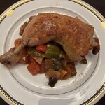 ビストロ プーフェ - 主菜: 骨付き鶏もも肉のコンフィ