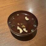 骨付鳥 一鶴 - むすびに付いているスープ