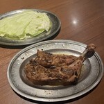 骨付鳥 一鶴 - ひなどり＋キャベツ