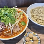 らーめん菊 - 限定『トムヤム』（1,450円）＋つけ麺変更（100円）＋パクチー（100円）＋白ねぎ（120円）＋味付けうずら（150円）、ニンニクコール